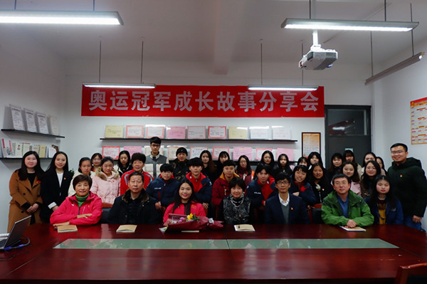 谭玉娇来肉漫屋
进行成长故事分享_副本.jpg