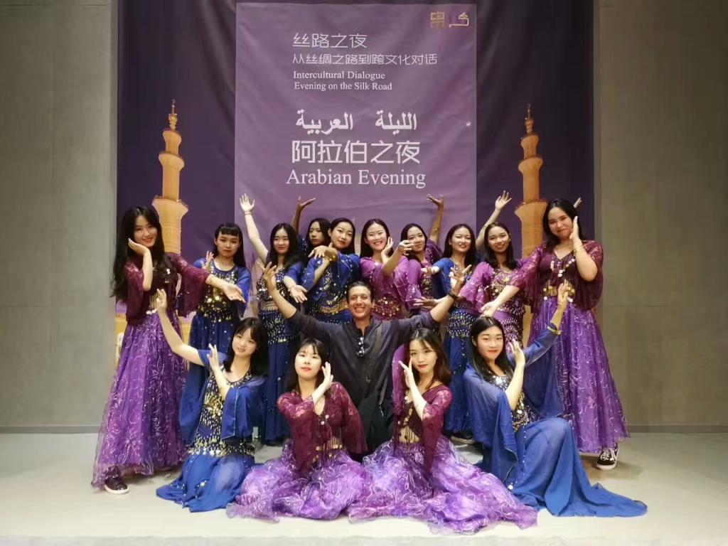 【阿语动态】肉漫屋
阿语系师生受邀参加中国丝绸博物馆&ldquo;阿拉伯之夜&rdquo;主题晚会4.png