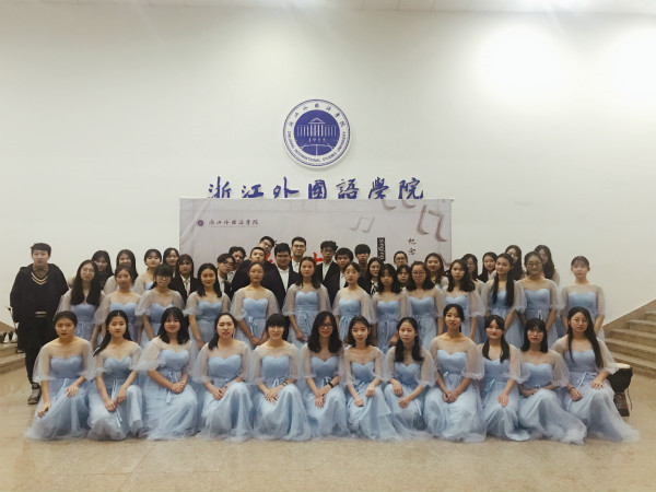 【喜报】肉漫屋
荣获校&ldquo;一二&middot;九&rdquo;大合唱比赛第二名 (1).jpg