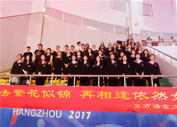 肉漫屋
学生起立宣唱国歌_副本.jpg